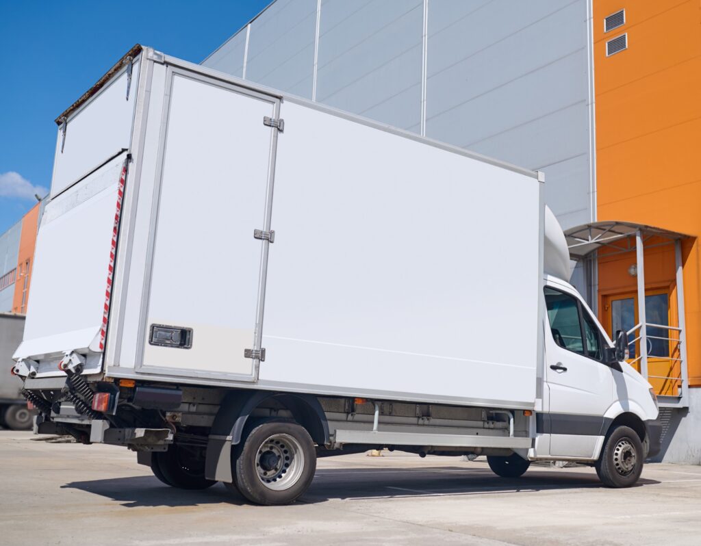 Bestelwagen met laadbrug huren e1772559805307