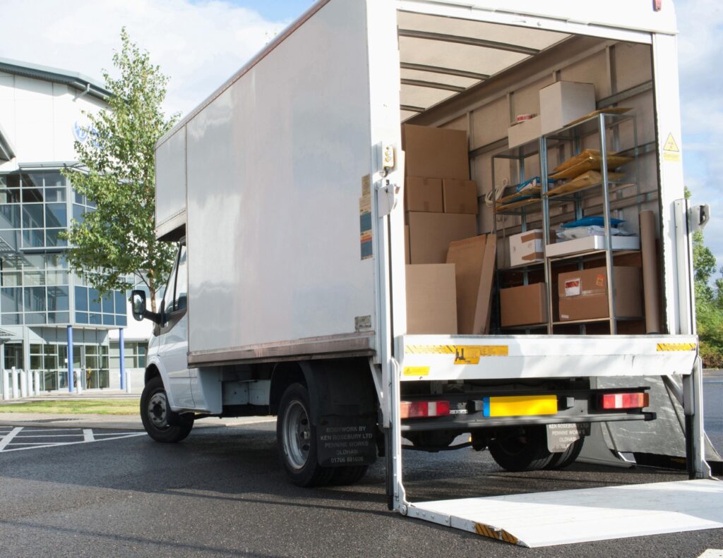 verhuiswagen meubelbak laadbrug e1772560278164